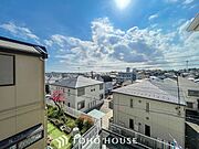 豊かな眺望にふさわしい空間には、通風・採光にも優れ、心地よい光と風があふれています。