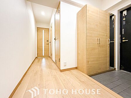 上質感漂う廊下。居住者の帰り、訪れる方を優しく迎え安らぎに満ちた生活空間を予感させます。
