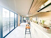 ここにはみんなが集い、食事と楽しい会話が始まるスペース。