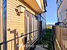 玄関：閑静な住宅街の一角、ひと時のくつろぎが生まれ、ゆっくりと愛着が育まれていきます。
