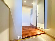 明るく開放感のある玄関。居住者の帰り、訪れる方を優しく迎えてくれます。