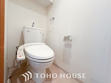 トイレはシンプルにホワイトで統一した温水洗浄付です。