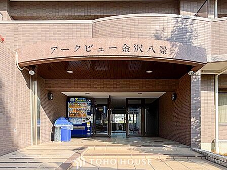 住まう誇らしさと安心感を演出する落ち着いた雰囲気のエントランス。
