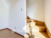 パブリックゾーンとプライベートゾーン繋ぐ階段。豊かな陽光が注ぎ込み、爽やかな住空間を演出。
