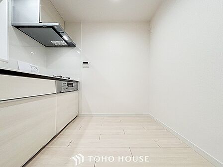 お手入れのしやすいすっきりしたシステムキッチンを採用しました。
