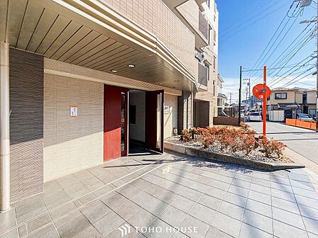 プライベート感が高まる、居住者を優しく迎え入れてくれるエントランス。