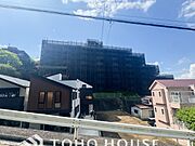 前面道路含む現地写真『快適』は「家」と「街」と「環境」が調和した時に訪れるだと改めて感じさせてくれます。