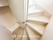 パブリックゾーンとプライベートゾーン繋ぐ階段。豊かな陽光が注ぎ込み、爽やかな住空間を演出。