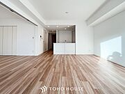 爽やかな色合いのフローリングと清潔感の溢れるクロスが明るい空間を創り出しているリビングダイニング。