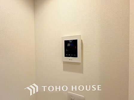 誰が来てもわかる様にモニター付きインターホンを設置。快適と安らぎを合わせた優しい設計。