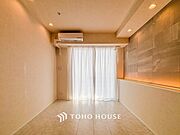 大きな窓からたっぷりと陽光が注がれる明るい空間。