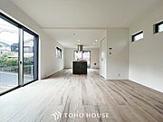 落ち着いた雰囲気に包まれた伸びやかな空間で、ゆったりと家族団らんの時間を過ごせます。