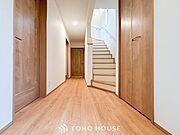上質感漂う廊下。居住者の帰り、訪れる方を優しく迎える・安らぎに満ちた生活空間を予感させる。