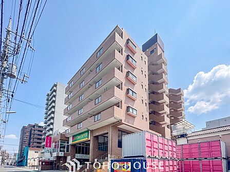 爽やかな青空の下に贅沢なほどに降り注ぐ陽光、豊かな居住性と、クオリティが見事に調和した住空間。