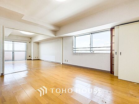 やわらかな陽射しがふりそそぎ、室内に開放感と爽快感をもたらします。