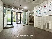 光あふれる開放感あるロビーは上質で洗練された空間。