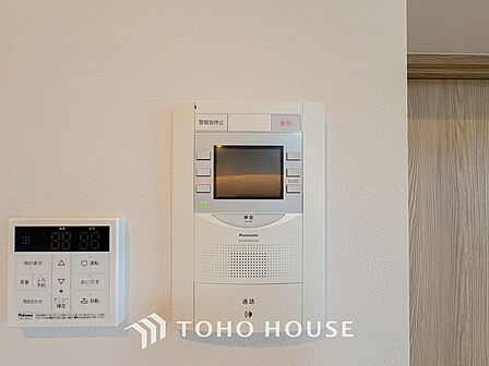 誰が来てもわかる様にモニター付きインターホンを設置。快適と安らぎを合わせた優しい設計。