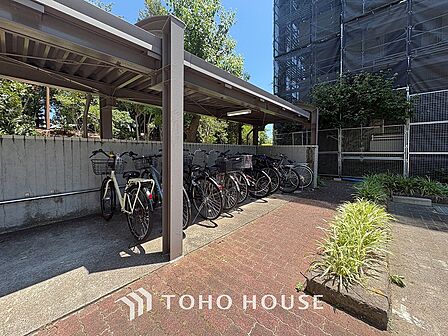 屋根付きの自転車置き場もあり安心です。