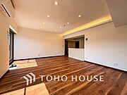 ご家族の笑い声が絶えず聞こえてきそうな広いリビング。