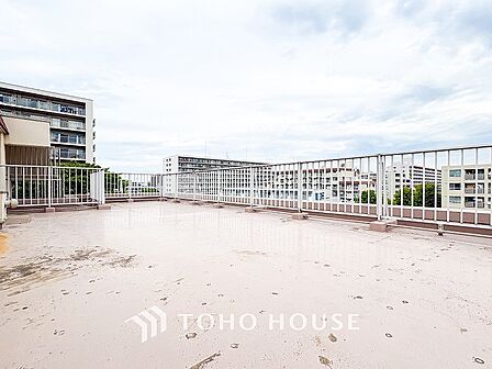 空を近くに、心地よい風を肌で感じることのできるルーフバルコニー。