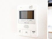 誰が来てもわかる様にモニター付きインターホンを設置。