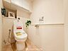 トイレ：トイレはシンプルにホワイトで統一。