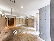 住まう誇らしさと安心感を演出する落ち着いた雰囲気のエントランス。