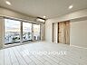 リビング/ダイニング：太陽の恵みを一気に受けた明るくあたたかいお住まい。吹きぬける風を感じながら爽やかで風通しの良い暮らし。