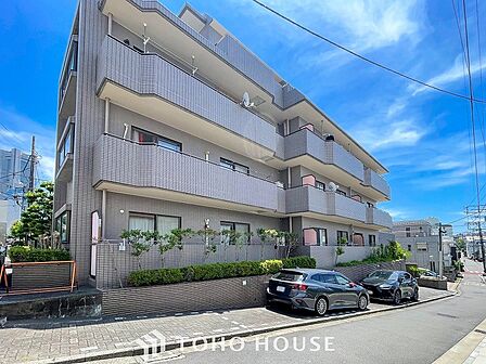 前面道路含む現地写真『快適』は「家」と「街」と「環境」が調和した時に訪れるだと改めて感じさせてくれます。