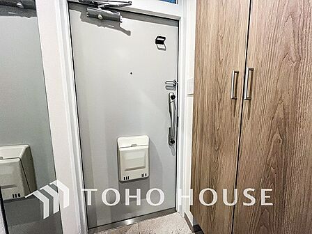 居住者の帰り、訪れる方を優しく迎えてくれる玄関です。