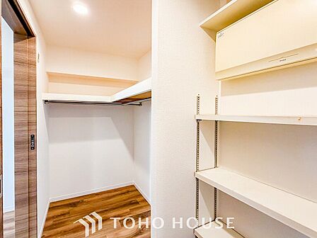 衣類だけでなく大きな荷物も収納でき、お部屋がすっきりします。