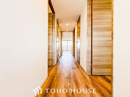 上質感漂う廊下。居住者の帰り、訪れる方を優しく迎える・安らぎに満ちた生活空間を予感させる。
