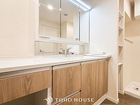 洗面台・洗面所十分な大きさの洗面台は、朝の慌ただしい時間でも余裕とゆとりを感じて頂けます。