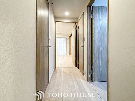 上質感漂う廊下。居住者の帰り、訪れる方を優しく迎え安らぎに満ちた生活空間を予感させます。