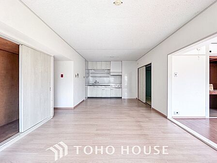 忙しい朝でも、しっかり家族が揃って食事をして頂けるゆとりある大きさのダイニングスペース。