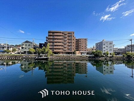 前面道路含む現地写真『快適』は「家」と「街」と「環境」が調和した時に訪れるだと改めて感じさせてくれます。