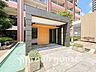 エントランス：住まう誇らしさと安心感を演出する落ち着いた雰囲気のエントランス。