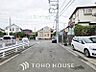 外観：前面道路含む現地写真『快適』は「家」と「街」と「環境」が調和した時に訪れるだと改めて感じさせてくれます。