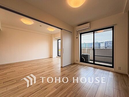 隣接するお部屋の扉を開放すればリビングと一体化してより広々した空間が生まれます。