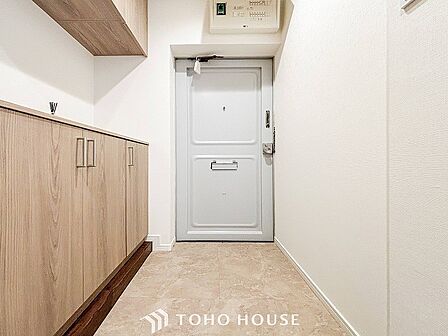 居住者の帰り、訪れる方を優しく迎えてくれる玄関です。