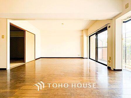 忙しい朝でも、しっかり家族が揃って食事をして頂けるゆとりある大きさのダイニングスペース。