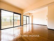 光と風があふれる開放的なリビングダイニングには自然と家族みんなが集まってきます。