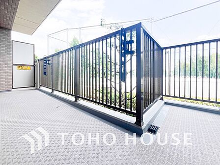 暮らしの中で光と風を演出してくれるバルコニー。