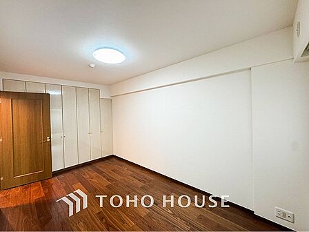 一日の疲れをいやしてくれる主寝室。自分時間を快適に過ごすプライベートルーム。