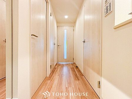 上質感漂う廊下。居住者の帰り、訪れる方を優しく迎え安らぎに満ちた生活空間を予感させます。