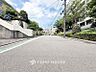 外観：前面道路含む現地写真『快適』は「家」と「街」と「環境」が調和した時に訪れるだと改めて感じさせてくれます。