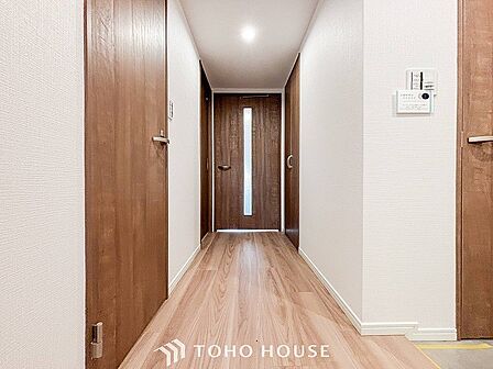 上質感漂う廊下。居住者の帰り、訪れる方を優しく迎え安らぎに満ちた生活空間を予感させます。