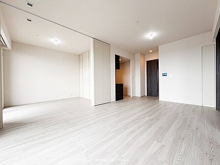 落ち着いた雰囲気に包まれた伸びやかな空間で、ゆったりと家族団らんの時間を過ごせます。