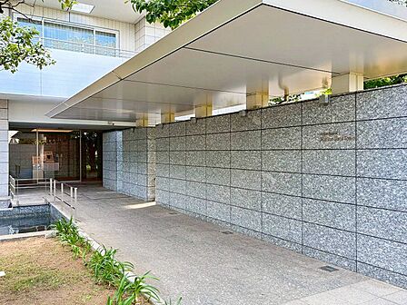シャープでスタイリッシュなデザインが印象的な洗練の住まい。居住者を温かく迎えてくれる。