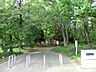 周辺：緑が多く森林浴ができそうな大きな公園。高低差がありジョギング・ウォーキングにもおススメです。池で釣りも楽しめます。